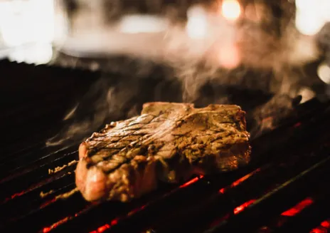 Dampfendes Steak auf einem Grillrost
