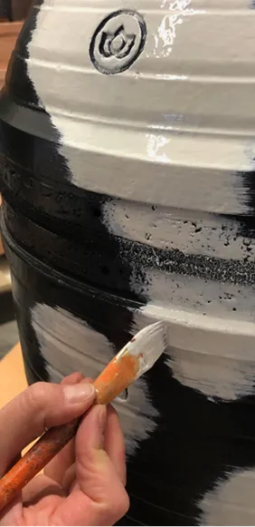 Bemalung eines Kamado B10 mit schwarz-weißen Streifen in der Manufaktur