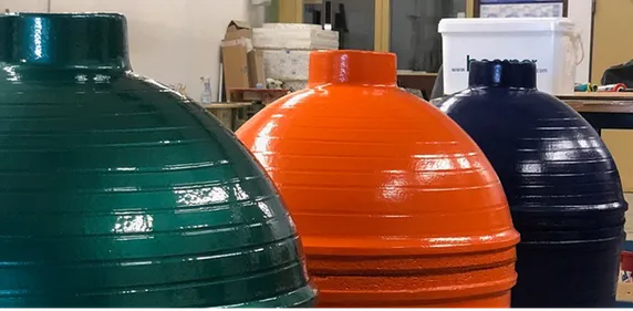 Drei Kamado B10 Korpusse in Petrol, Orange und Marineblau in der Werkstatt