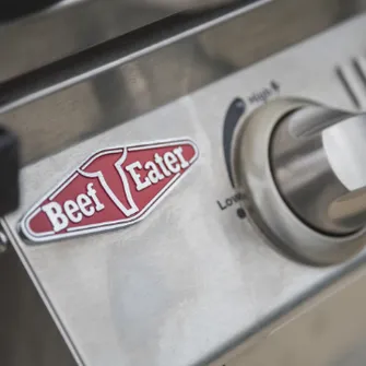 Nahaufnahme des BeefEater-Logos neben einem Drehregler am Bedienfeld eines Grills
