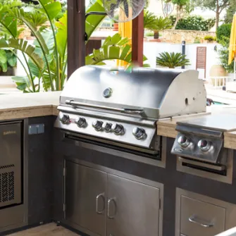 Bull outdoor kitchen in a garden with many palm trees
