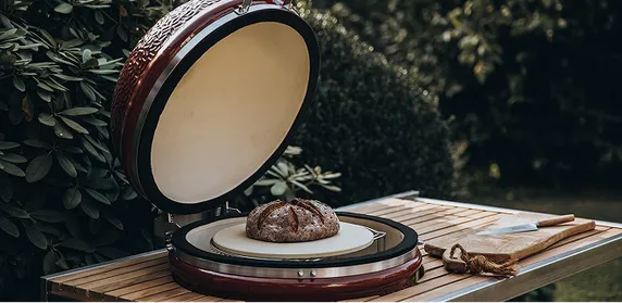 Luxuriöse Monolith Outdoorküche mit Keramikgrill auf einer Terrasse