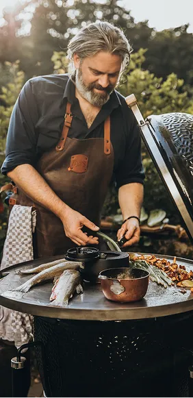 Nahaufnahme eines Monolith Keramikgrills von oben