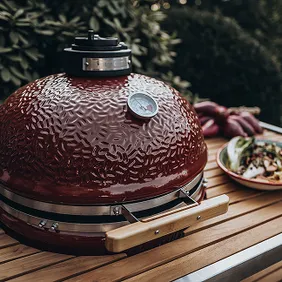 Reichlich mit Grillgut bestückter offener Monolith Grill