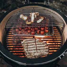 Großaufnahme einer Monolith Outdoorküche mit dunkelgrauen Fronten