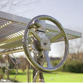 Detailaufnahme eines Einstellrades an einem Tagwood Grill zur Höhenverstellung des Grillrosts.
